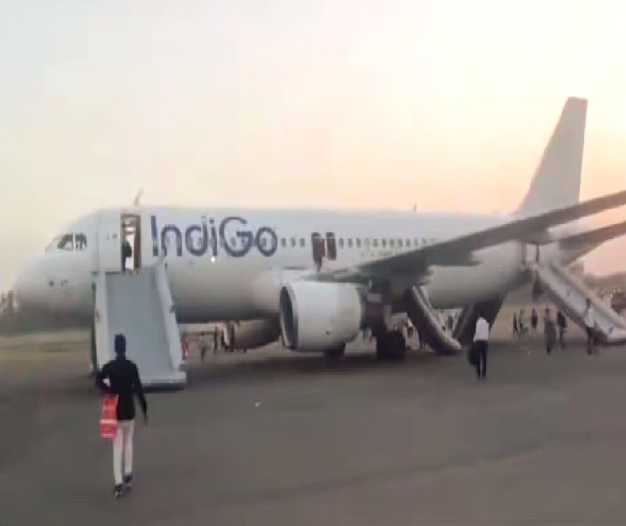 Indigo Flight दिल्ली से वाराणसी जा रही थी, फ्लाइट में बम की खबर, मची अफरा तफरी